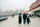 Drei Personen laufen an der Flusspromenade in Shanghai